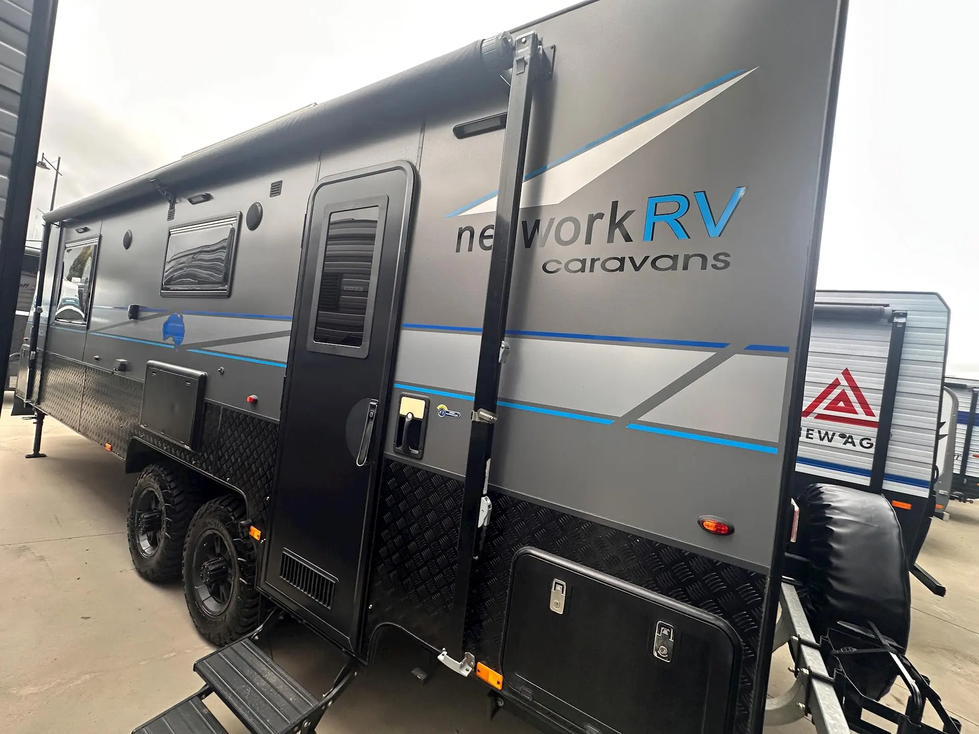 USED  NETWORK RV 23'REAR CLUB