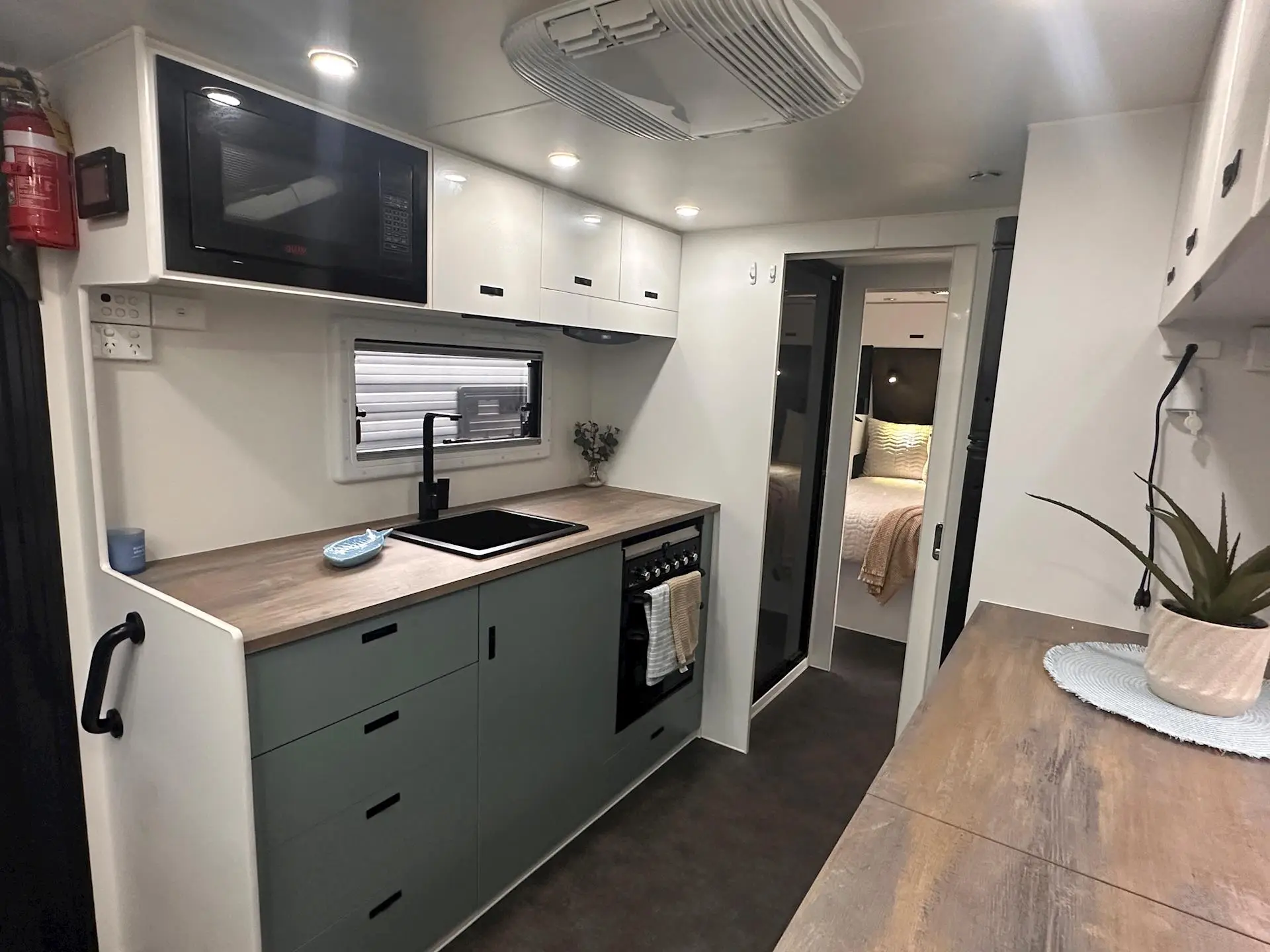 USED NETWORK RV 23'REAR CLUB