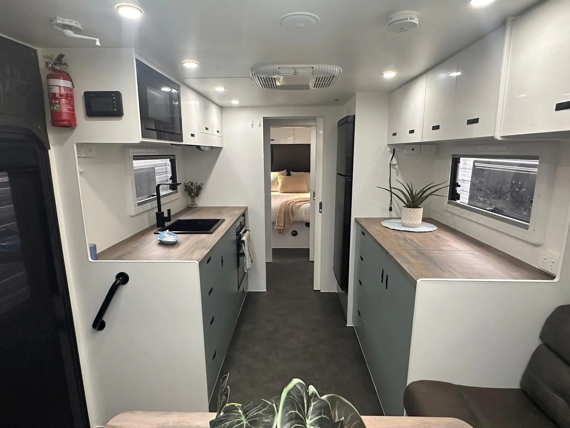 USED  NETWORK RV 23'REAR CLUB
