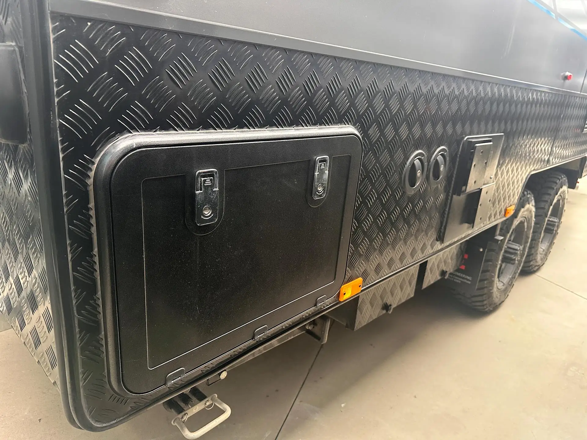 USED NETWORK RV 23'REAR CLUB