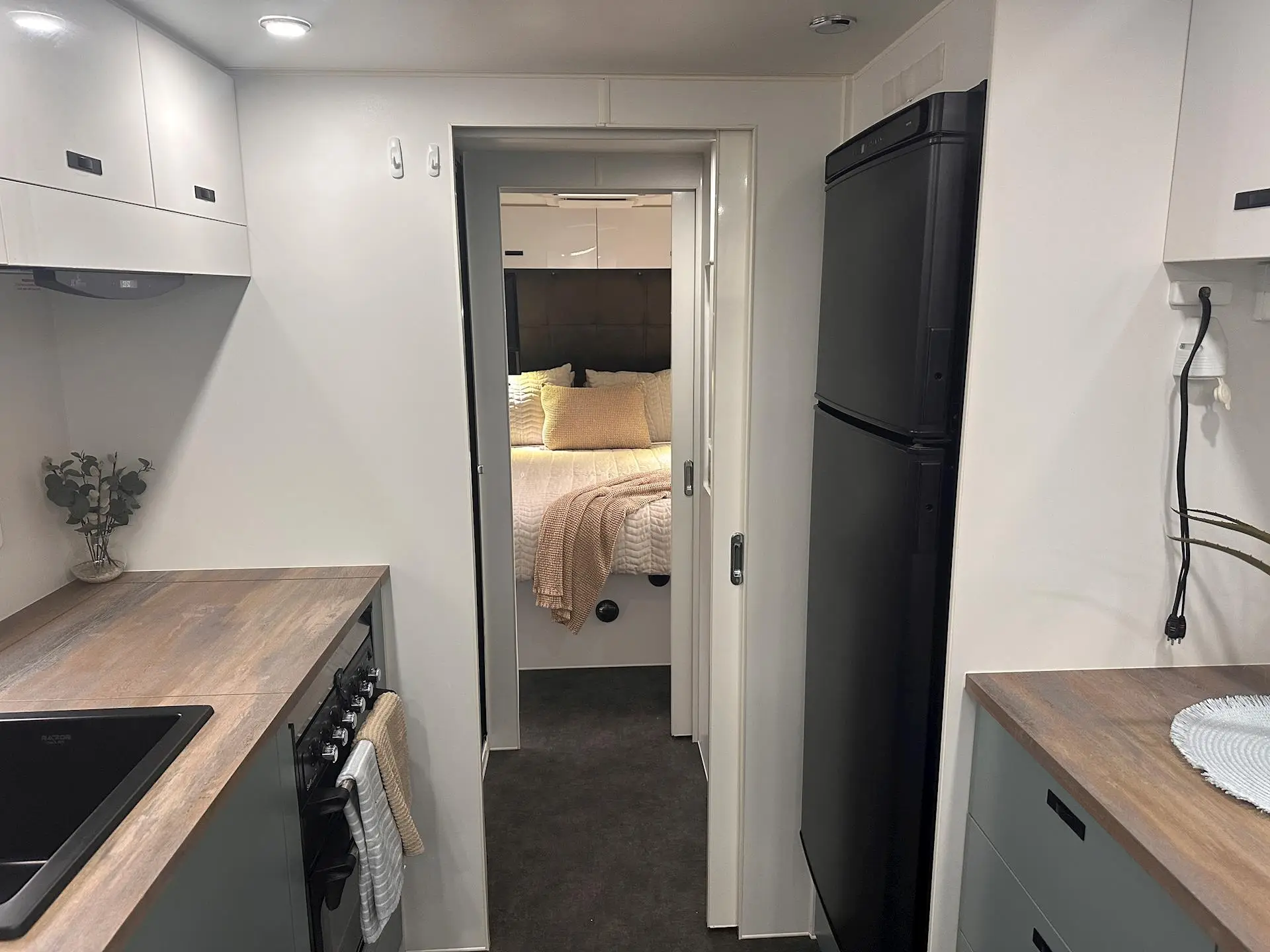 USED NETWORK RV 23'REAR CLUB