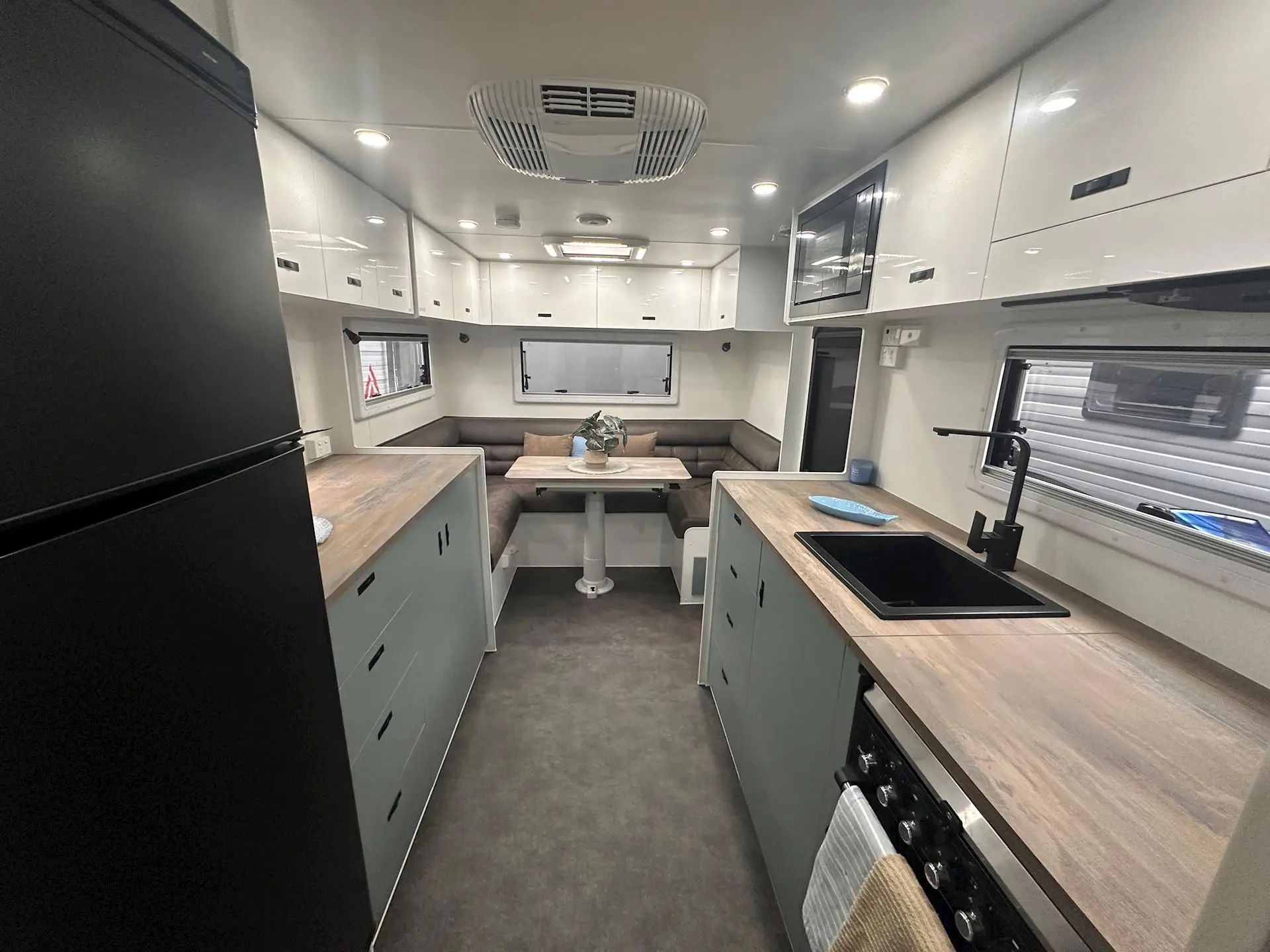 USED NETWORK RV 23'REAR CLUB