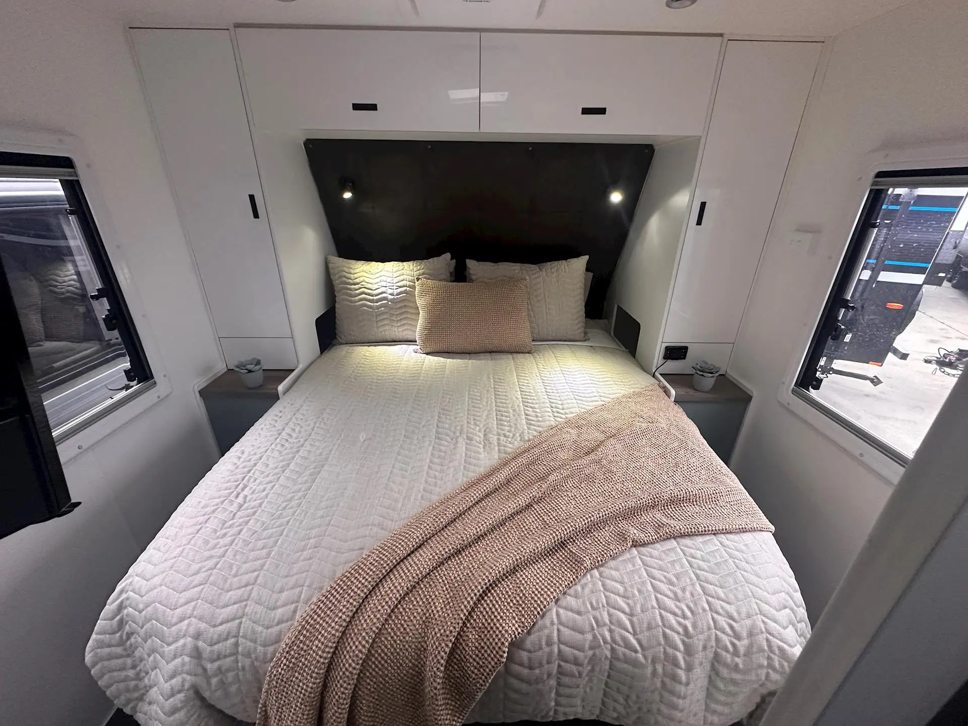 USED  NETWORK RV 23'REAR CLUB