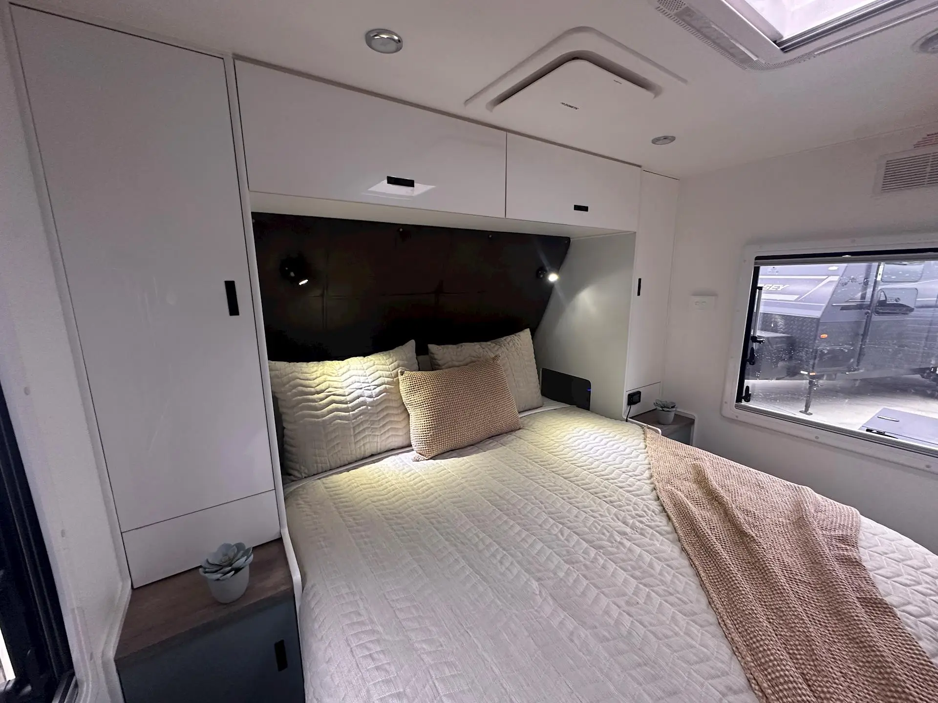 USED NETWORK RV 23'REAR CLUB