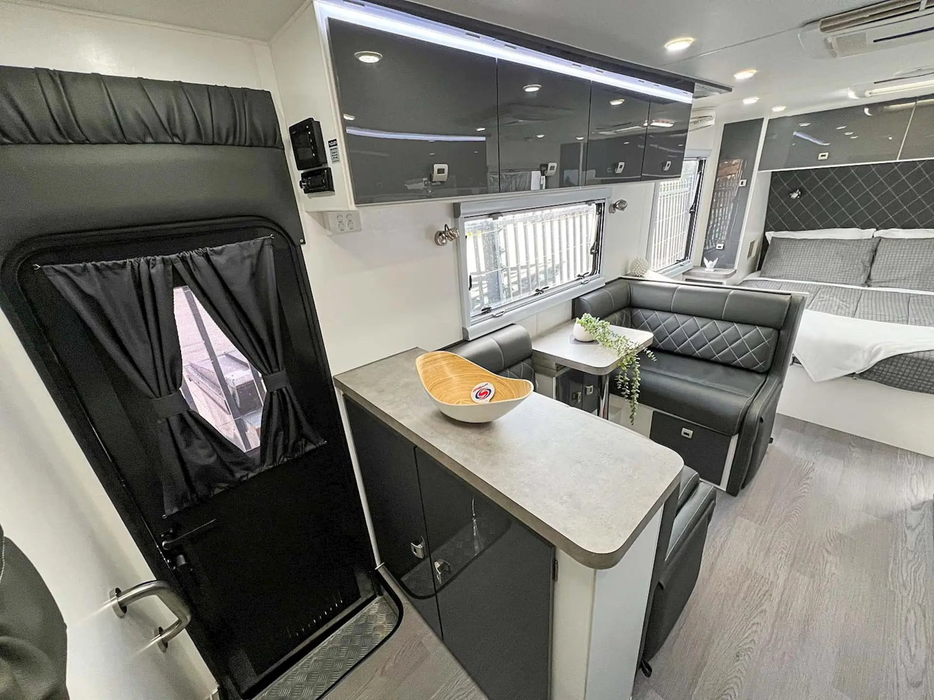 USED  DESIGN RV FORERUNNER 20'6