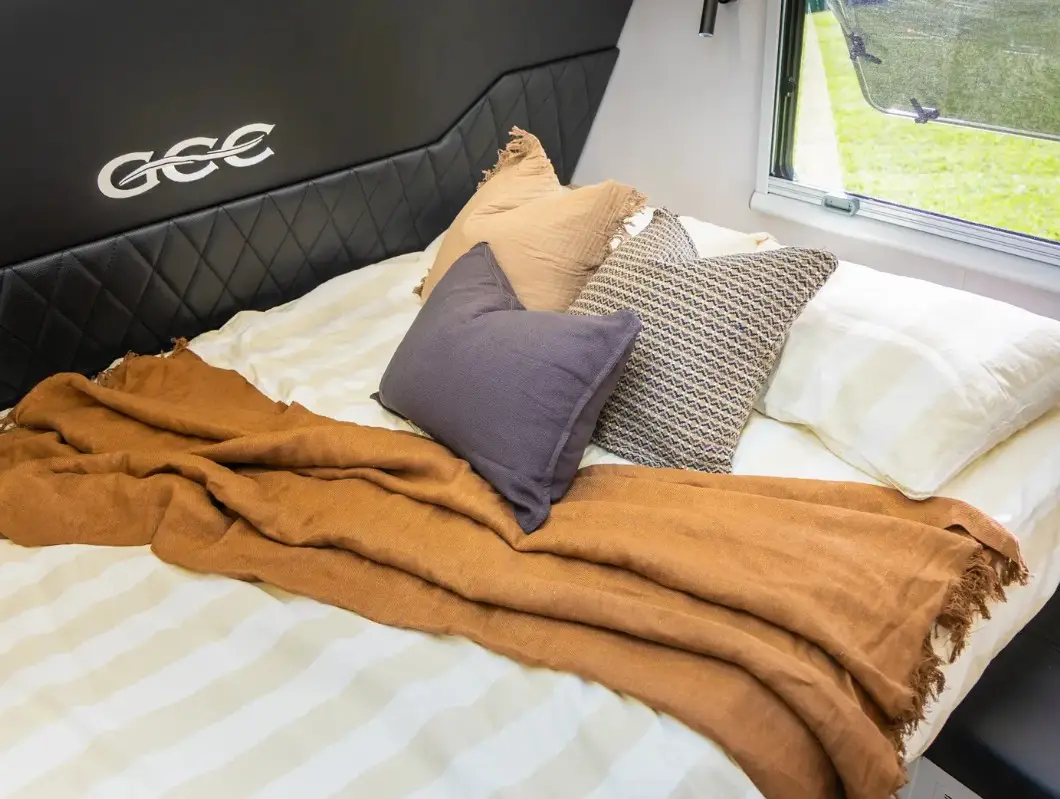 AC18F (18ft Family Van)
