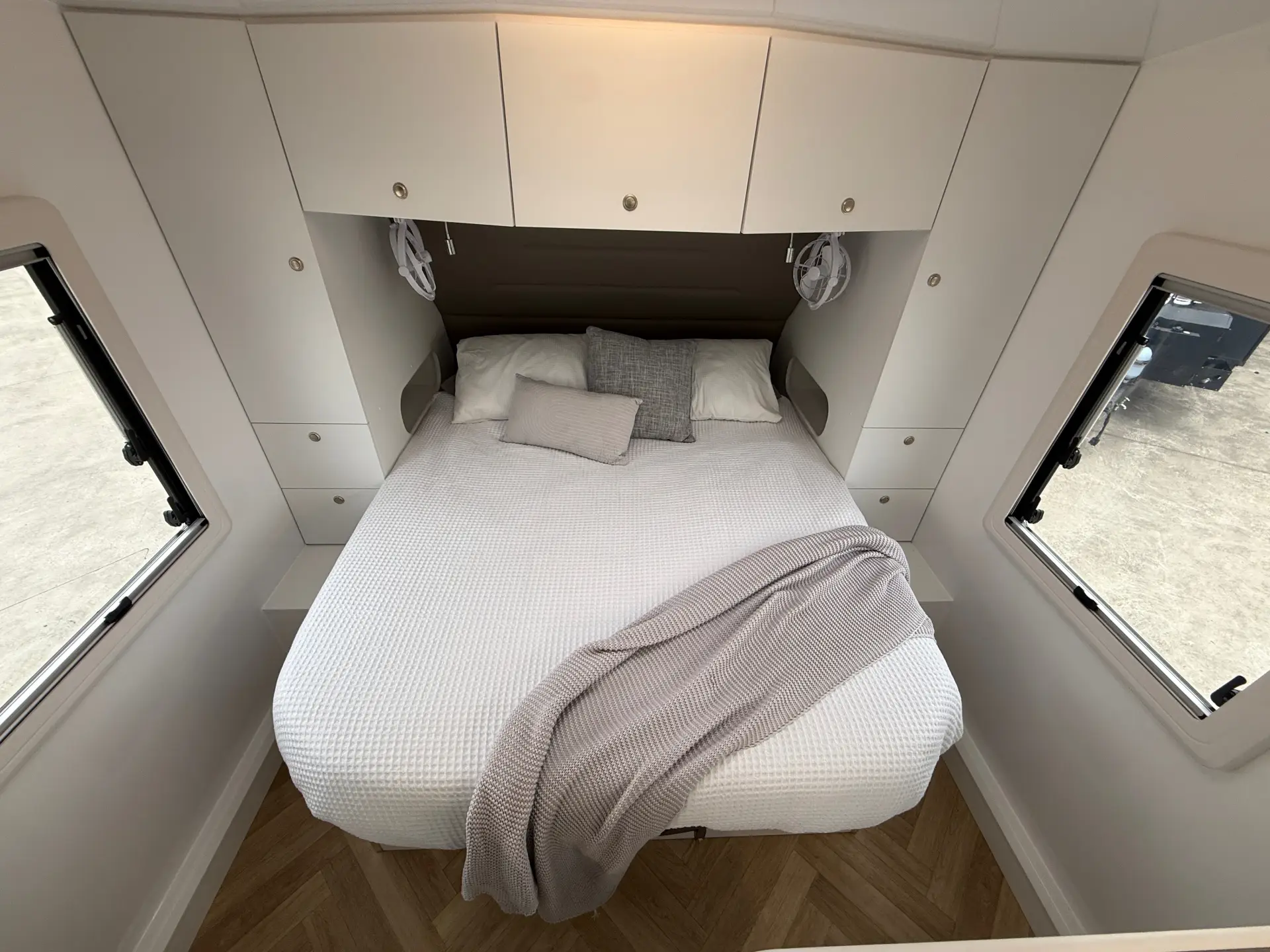 18 Series SuperX Caravan Image