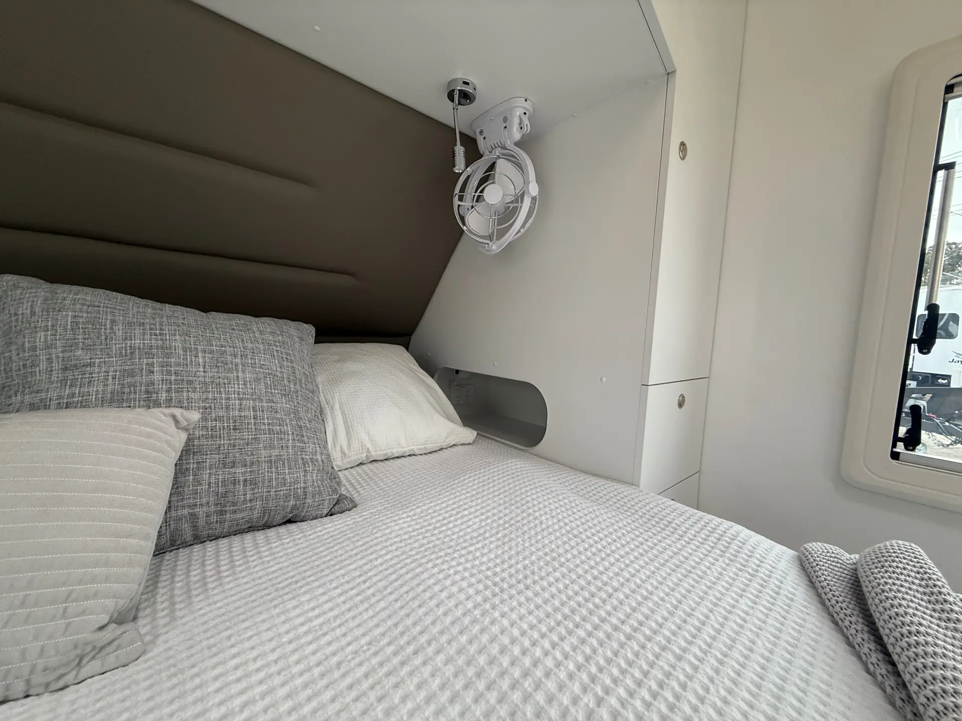 18 Series SuperX Caravan Image