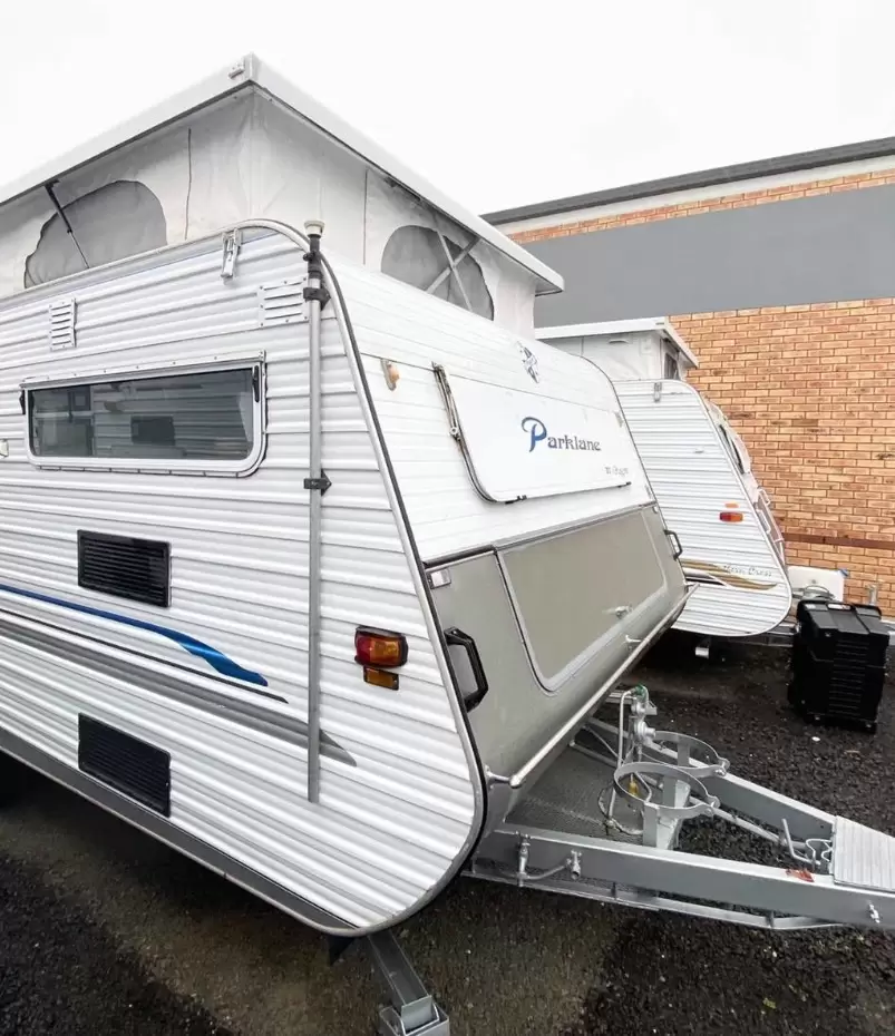 USED 1999 REGENT 16' PARKLANE