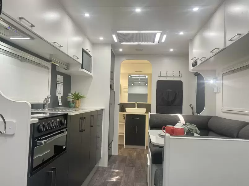 USED 2019 NEW AGE MANTA RAY 19E