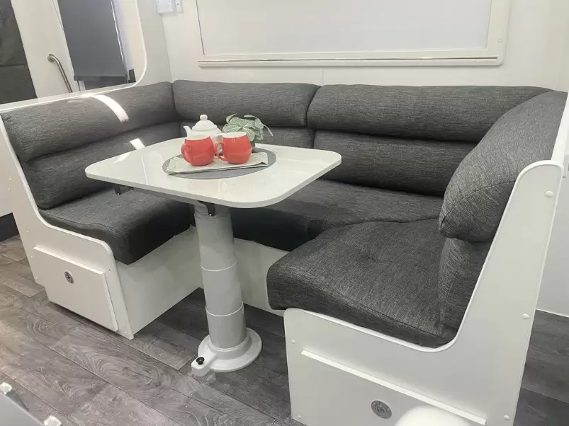 USED 2019 NEW AGE MANTA RAY 19E