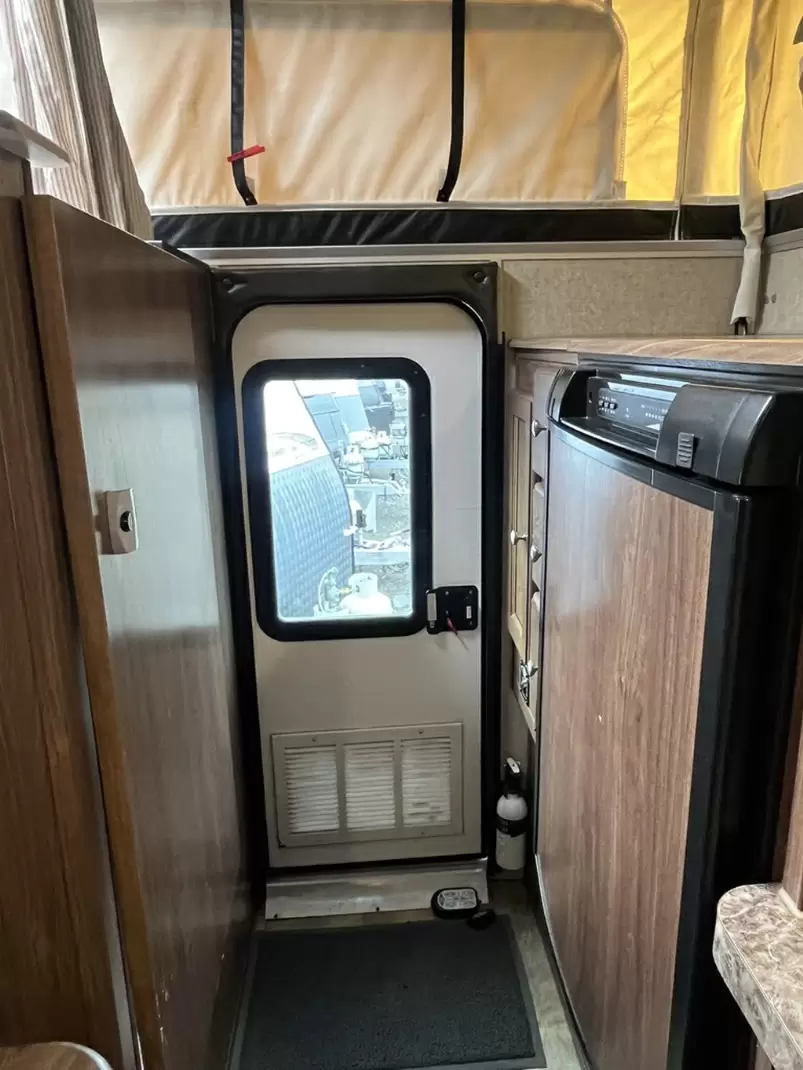 USED 2016 PALOMINO SS-1251