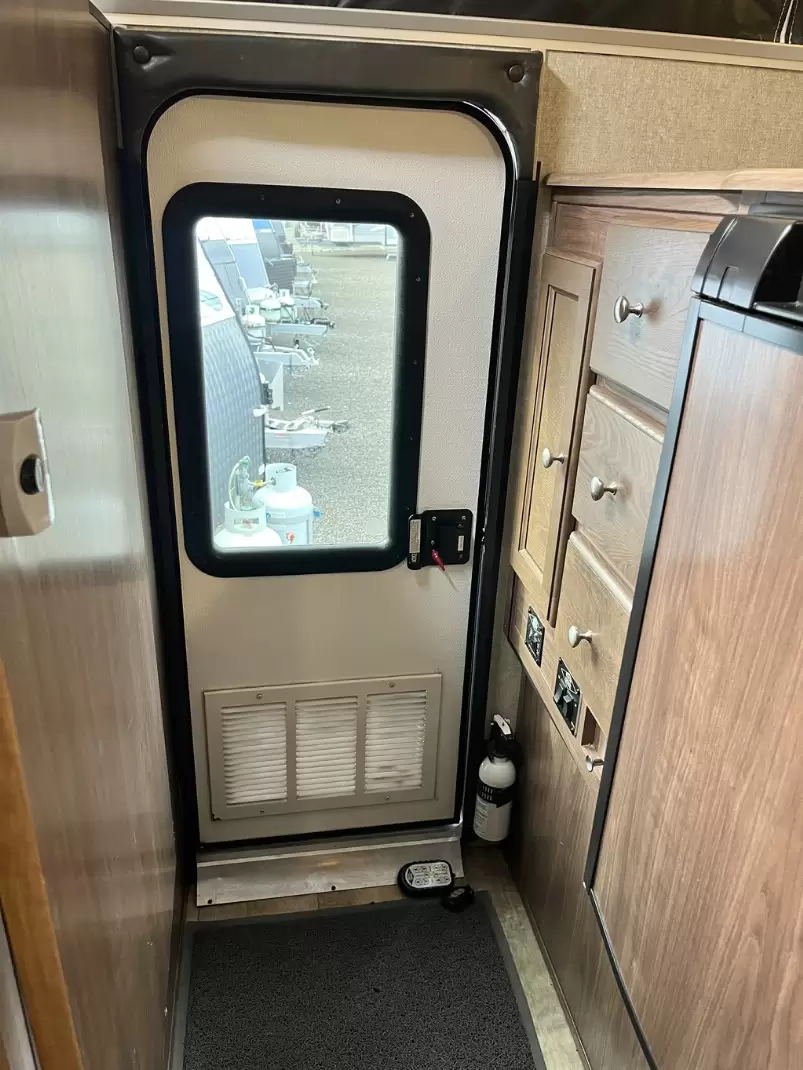 USED 2016 PALOMINO SS-1251