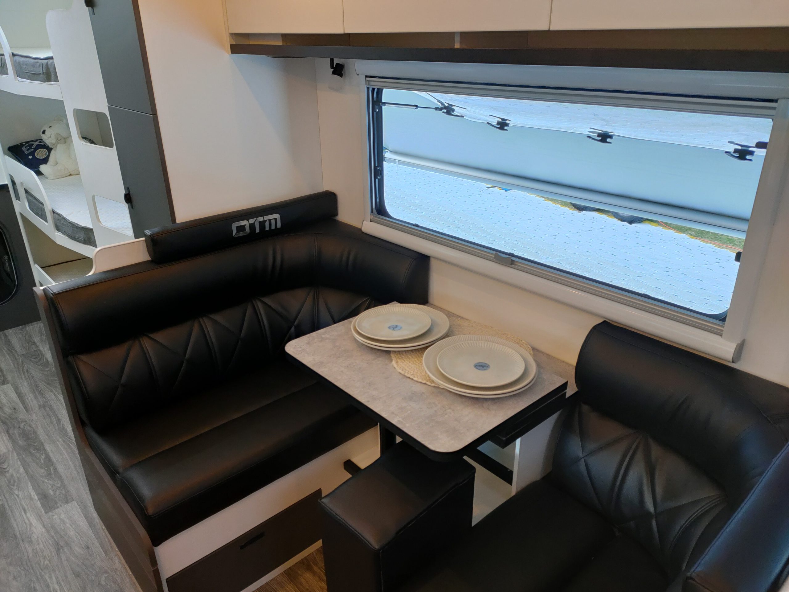 Adventure 6.9F interior image 2