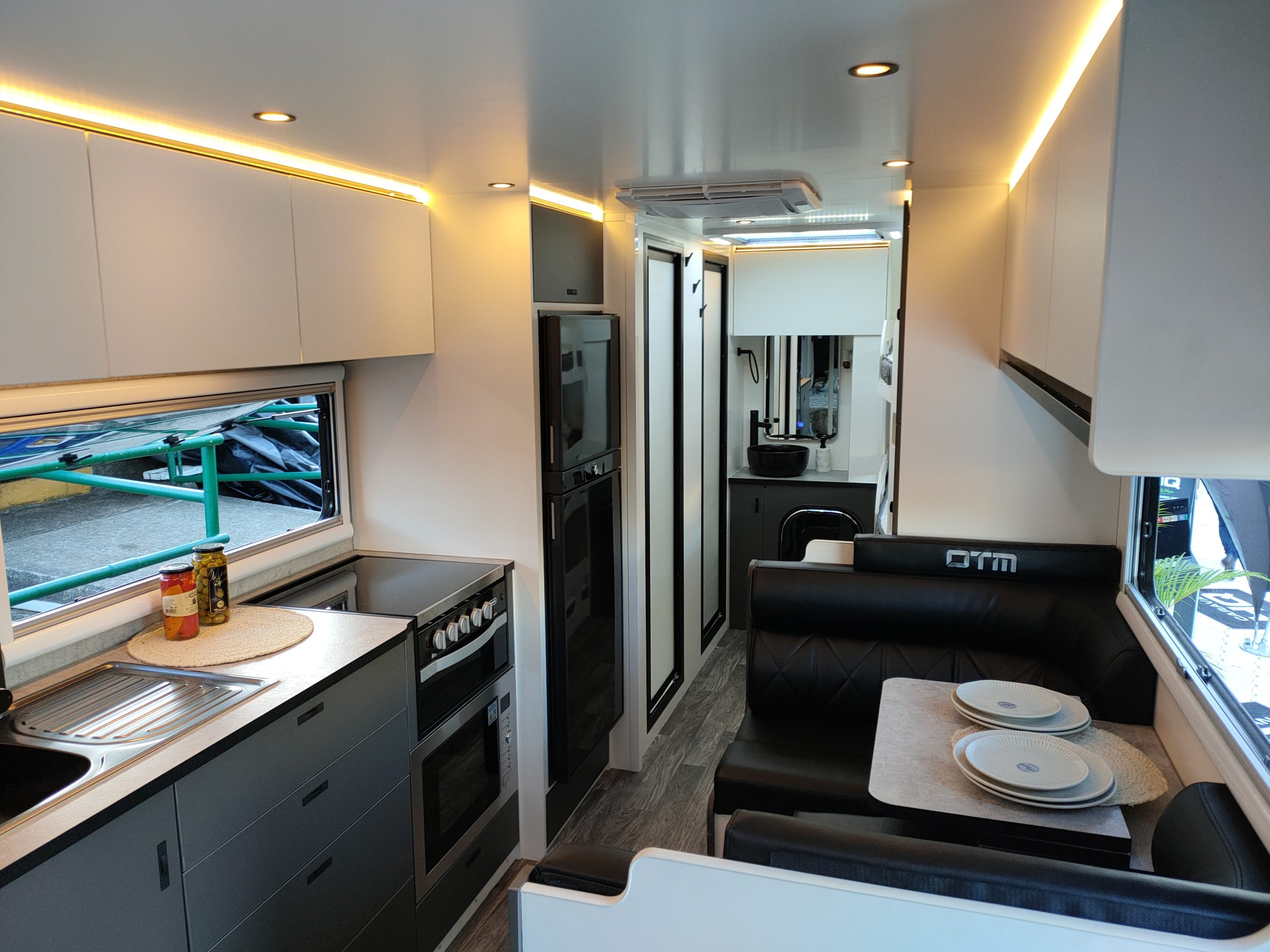 Adventure 6.9F interior image 4