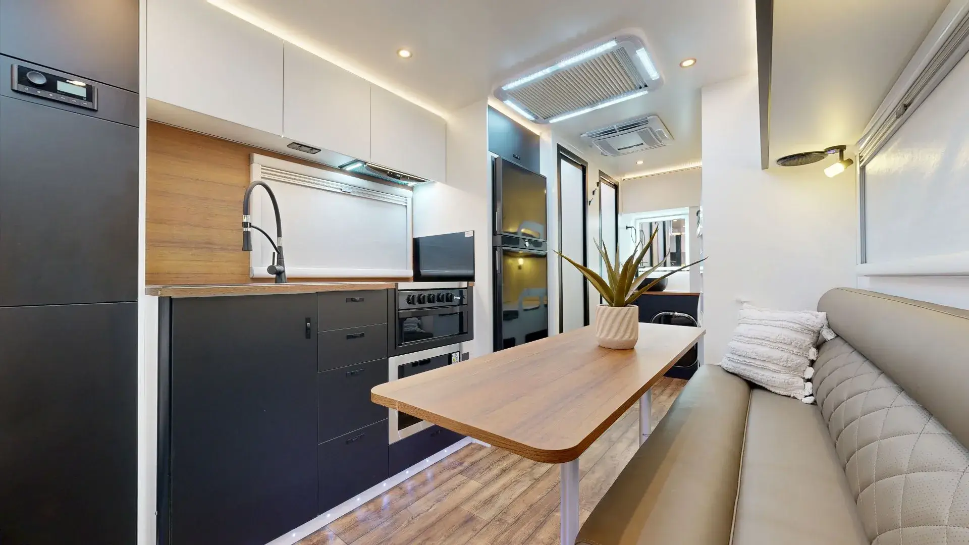 Adventure 6.3F interior image 2