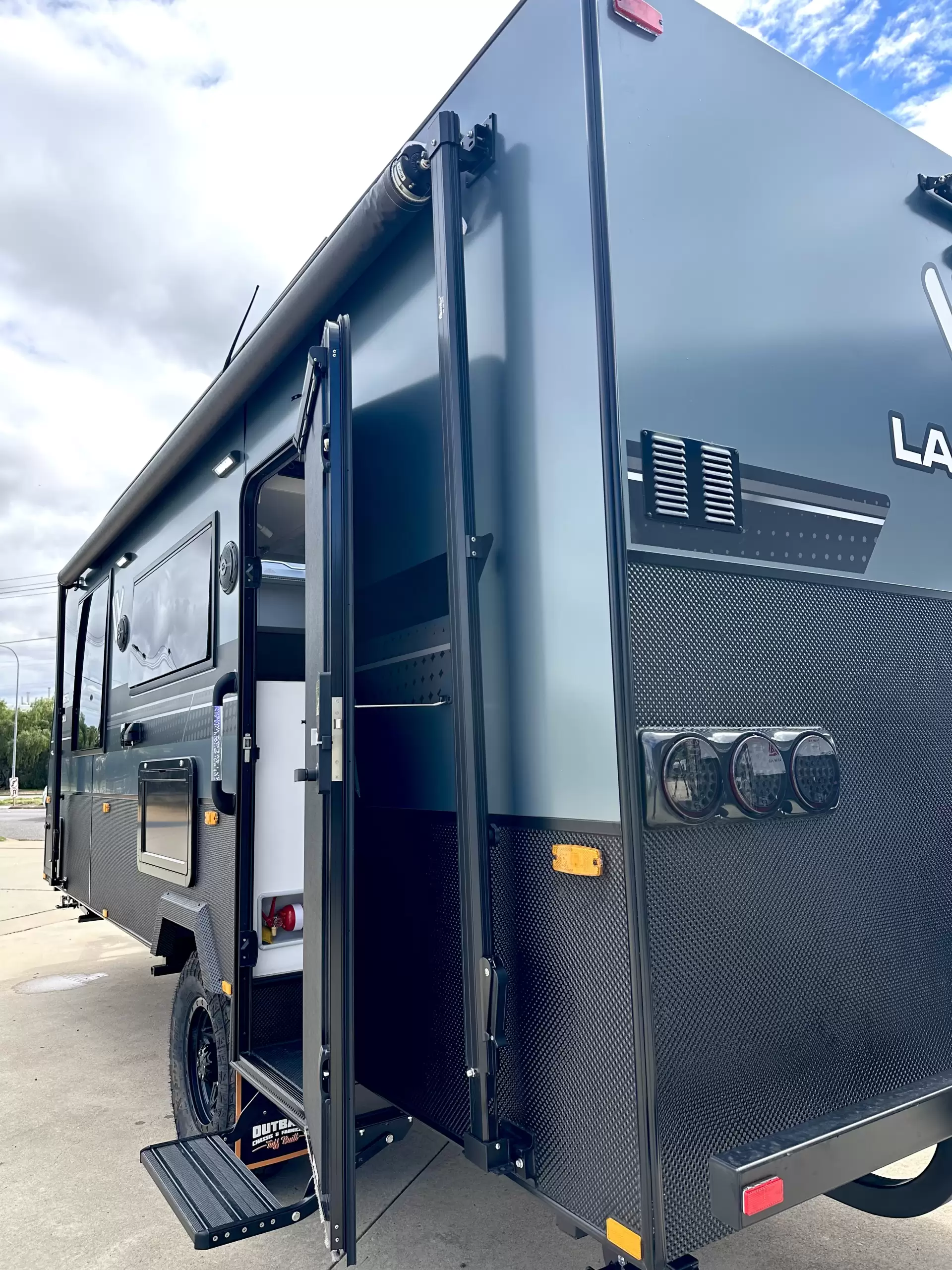 Caravan exterior view 7