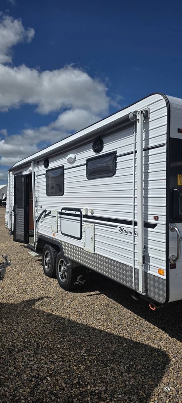 USED 2011 RETREAT MAGNETIC CARAVAN 2 AXLE