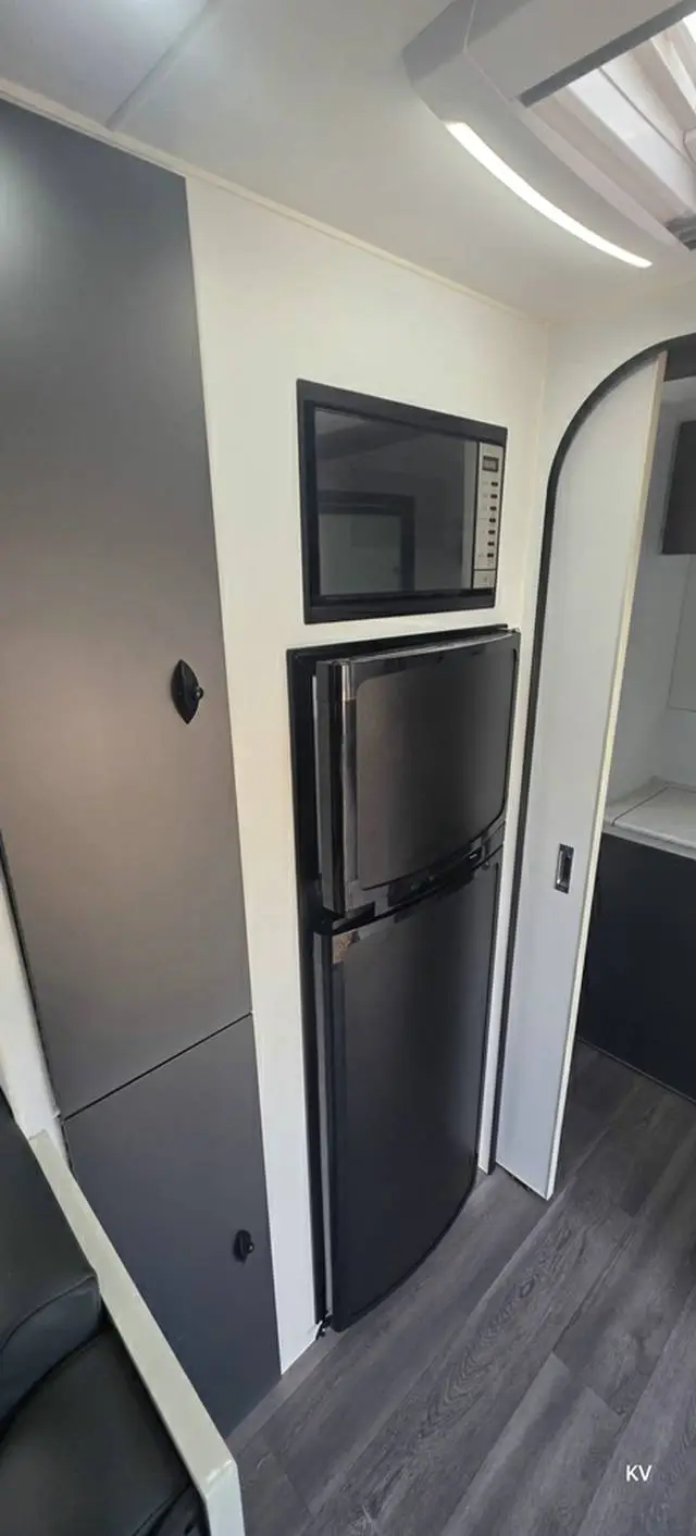 USED 2023 PLATINUM BLUEWAVE 21′