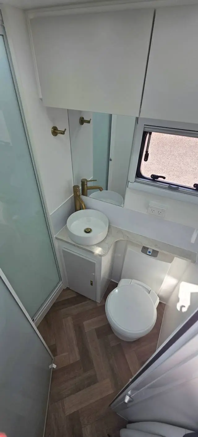 NEW 2026 RESORT RV WHITEHAVEN 18′ F2