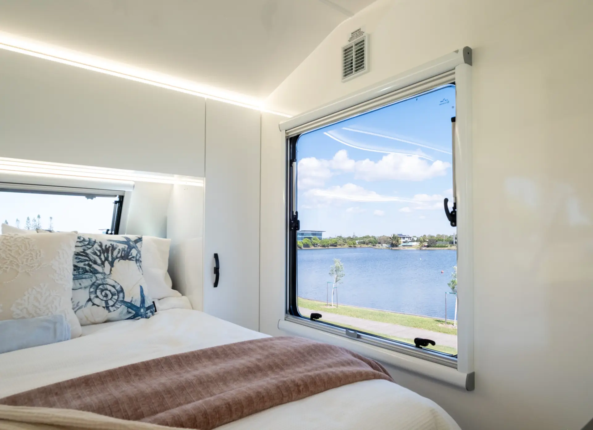 2026 Vision RV Elysium 19'6 Couples — photo 58