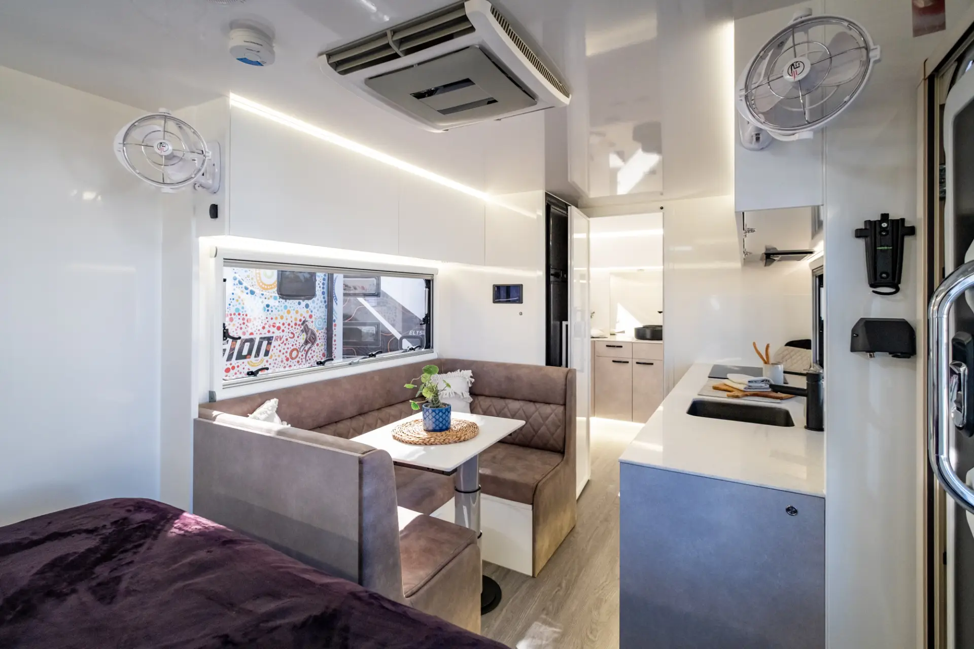 2025 Vision RV Elysium 21'6 Couples — photo 21