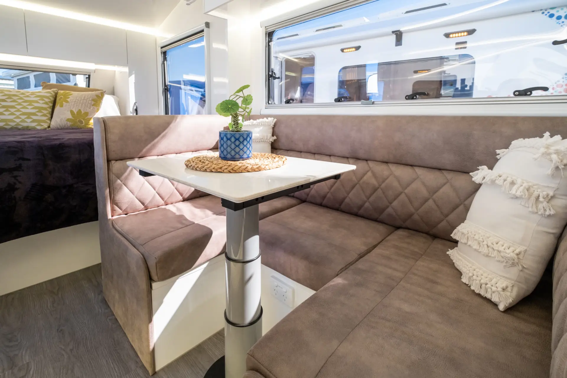 2025 Vision RV Elysium 21'6 Couples — photo 22
