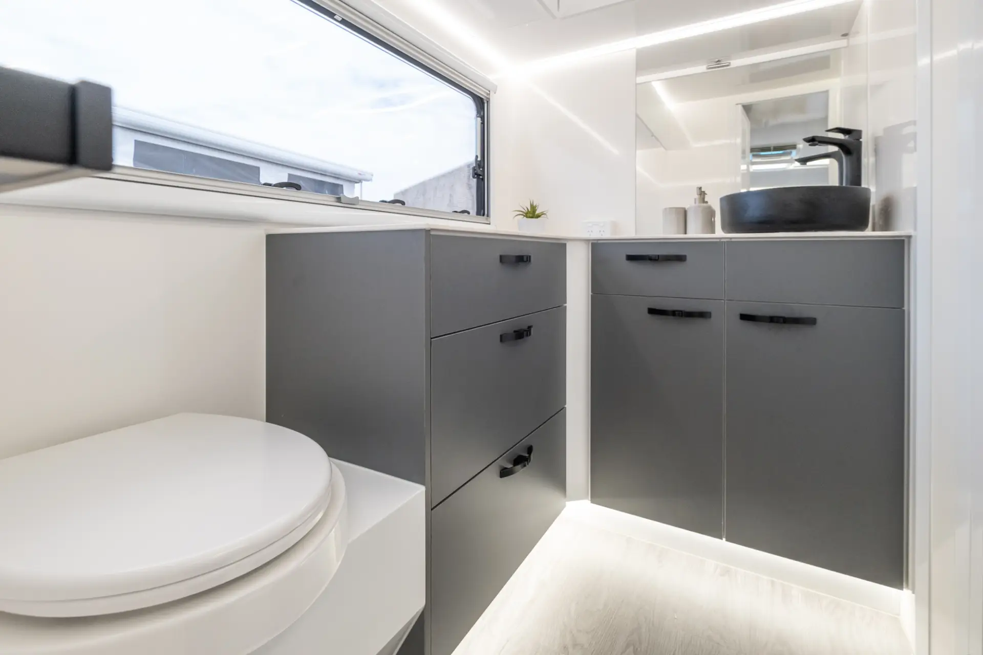 2025 Vision RV Elysium 21'6 Couples — photo 35