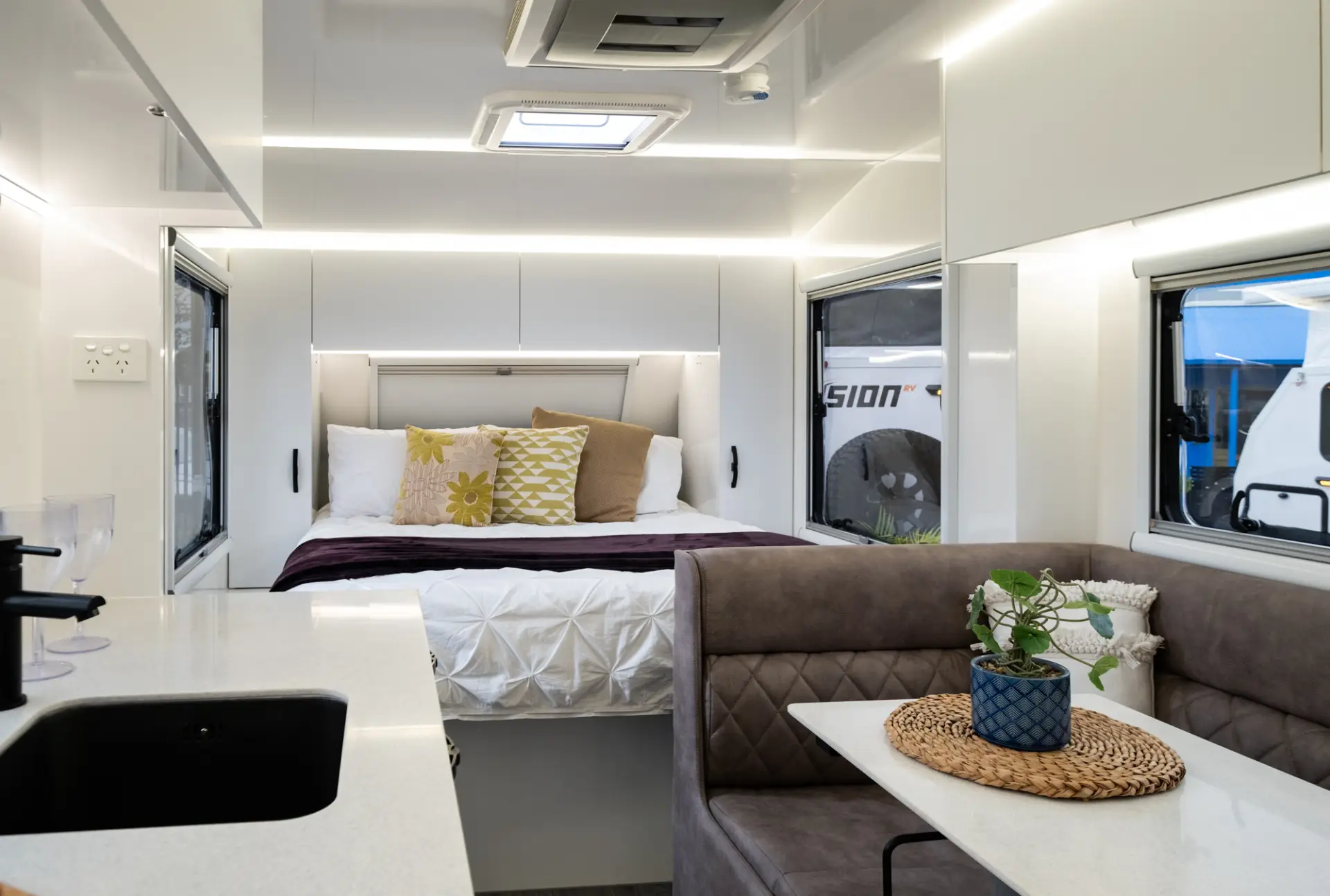 2025 Vision RV Elysium 21'6 Couples — photo 37