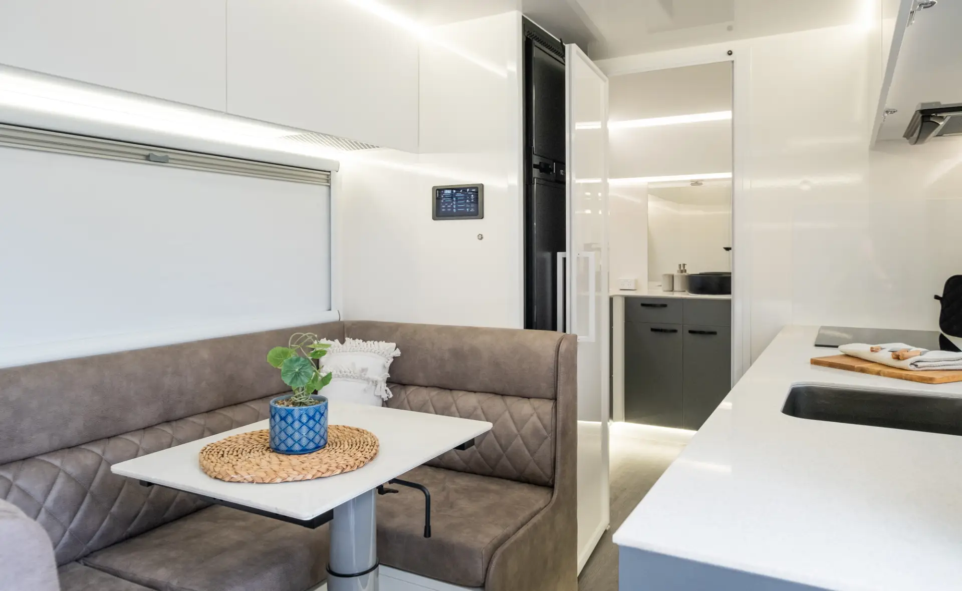 2025 Vision RV Elysium 21'6 Couples — photo 38