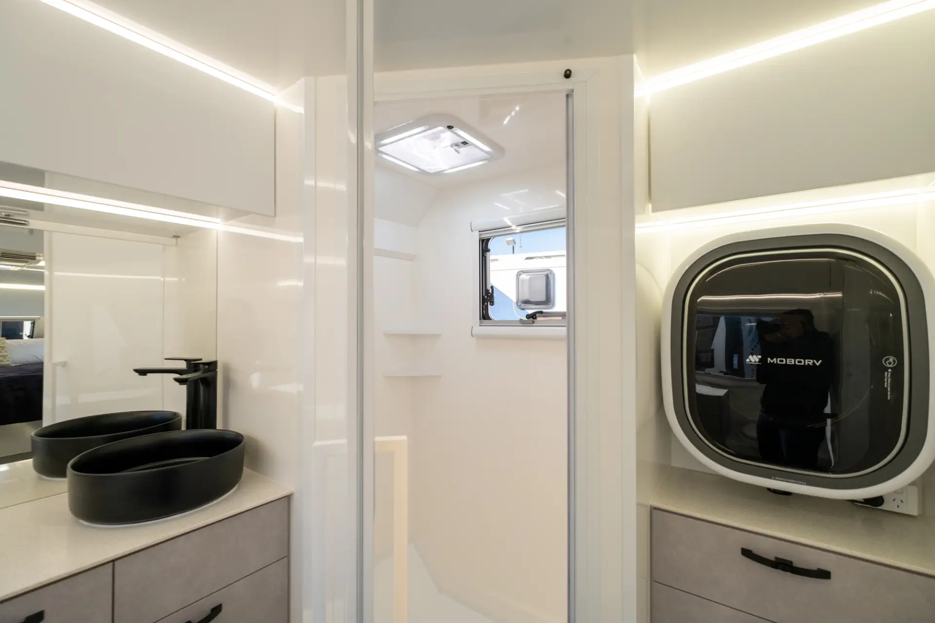 2025 Vision RV Elysium 21'6 Couples — photo 24
