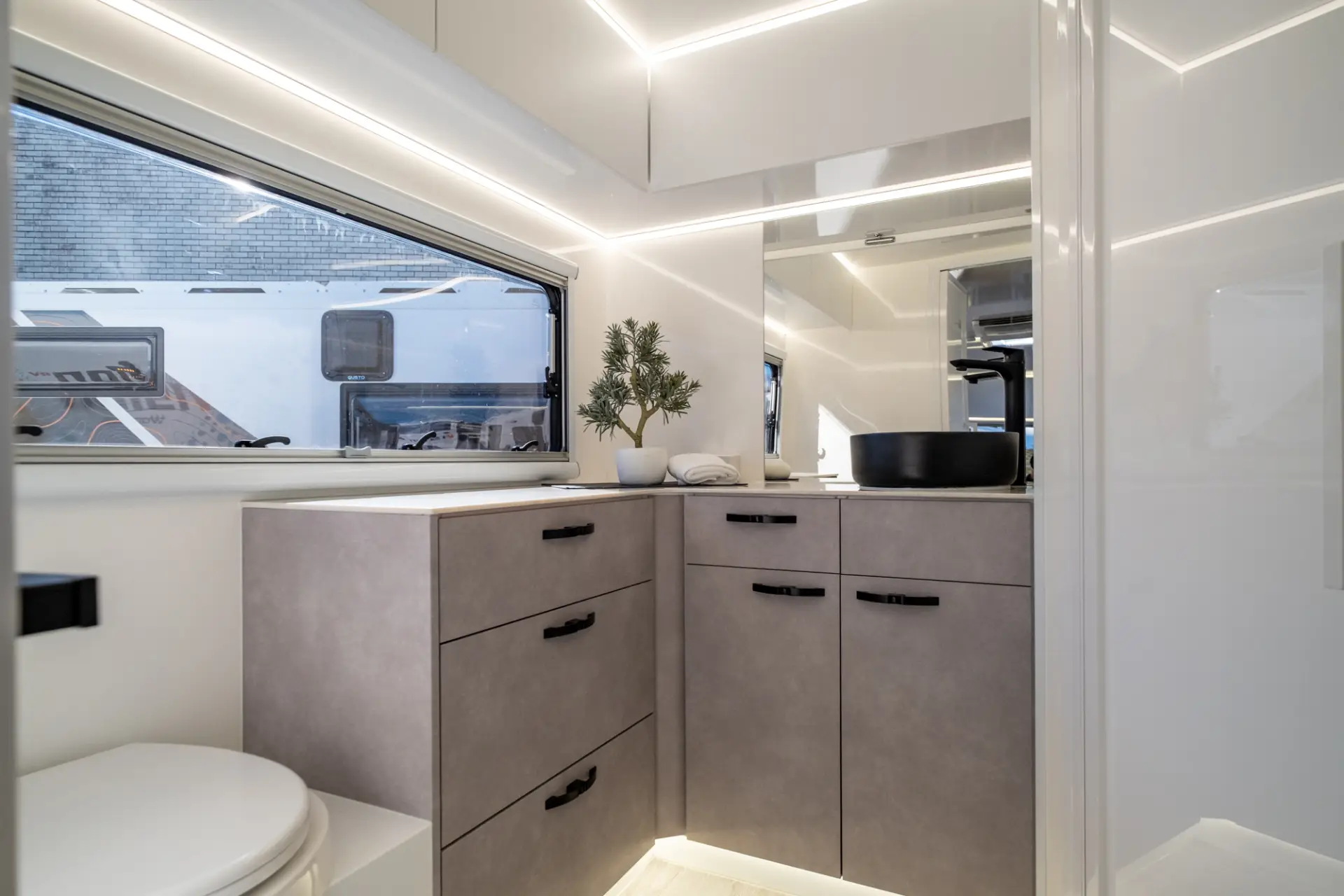 2025 Vision RV Elysium 21'6 Couples — photo 25
