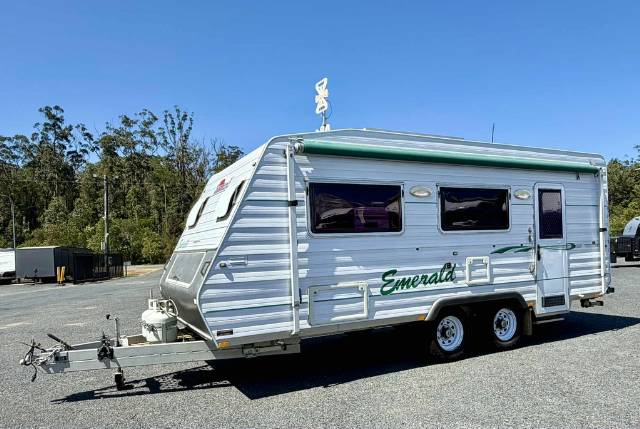 USED 2009 SUNLAND EMERALD SINGLE BEDS CARAVAN 2 AXLE