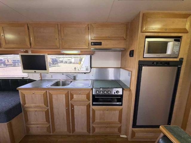 USED 2009 SUNLAND EMERALD SINGLE BEDS CARAVAN 2 AXLE