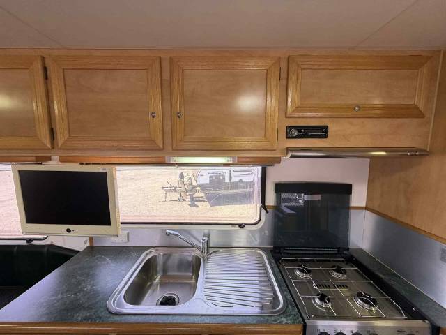 USED 2009 SUNLAND EMERALD SINGLE BEDS CARAVAN 2 AXLE