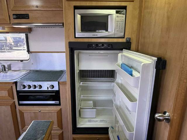 USED 2009 SUNLAND EMERALD SINGLE BEDS CARAVAN 2 AXLE