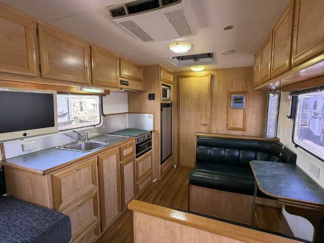 USED 2009 SUNLAND EMERALD SINGLE BEDS CARAVAN 2 AXLE