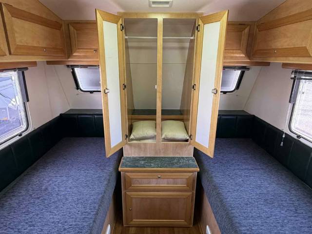 USED 2009 SUNLAND EMERALD SINGLE BEDS CARAVAN 2 AXLE
