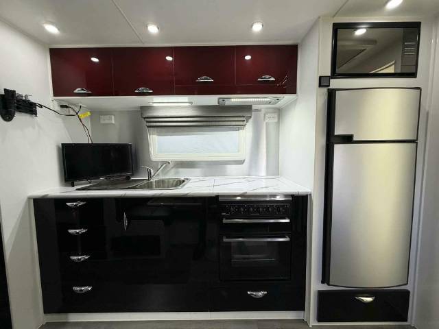 USED 2018 NEXTGEN BLACKLINE SINGLE BEDS CARAVAN 2 AXLE