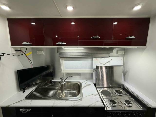 USED 2018 NEXTGEN BLACKLINE SINGLE BEDS CARAVAN 2 AXLE