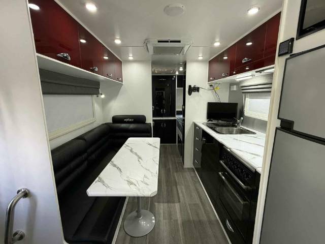 USED 2018 NEXTGEN BLACKLINE SINGLE BEDS CARAVAN 2 AXLE