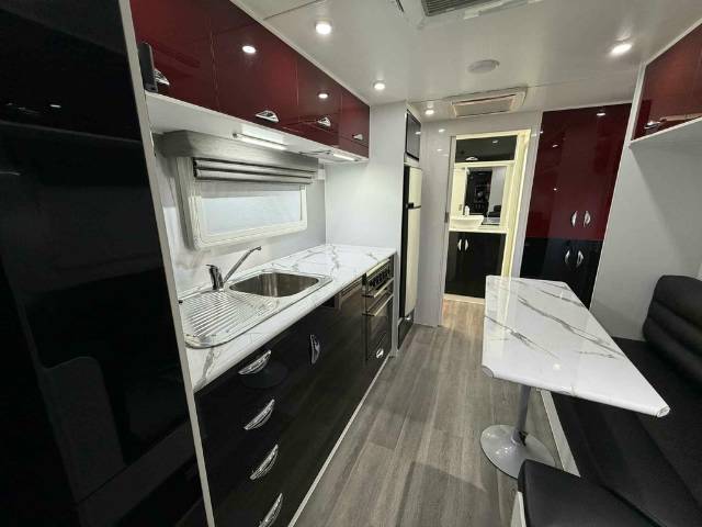 USED 2018 NEXTGEN BLACKLINE SINGLE BEDS CARAVAN 2 AXLE