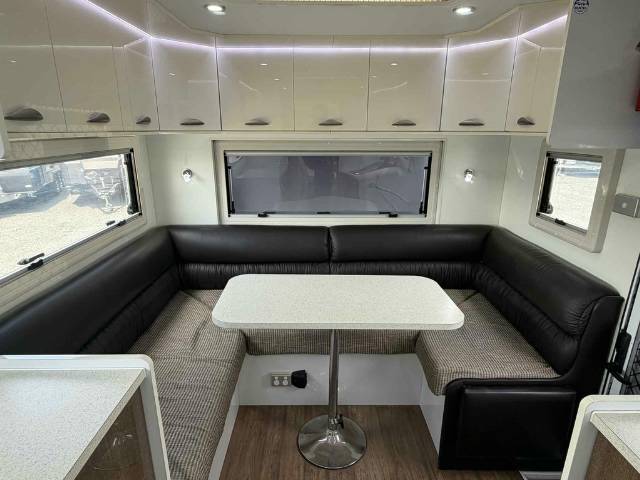 USED 2015 ROADSTAR DAINTREE REAR CLUB CARAVAN 2 AXLE