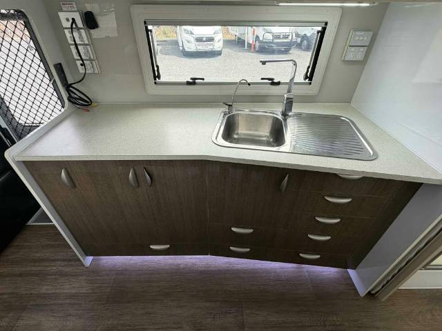 USED 2015 ROADSTAR DAINTREE REAR CLUB CARAVAN 2 AXLE