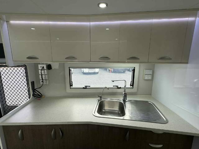 USED 2015 ROADSTAR DAINTREE REAR CLUB CARAVAN 2 AXLE