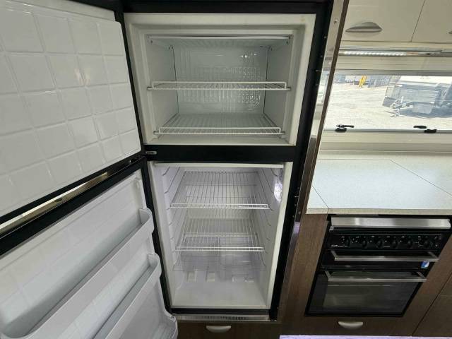 USED 2015 ROADSTAR DAINTREE REAR CLUB CARAVAN 2 AXLE