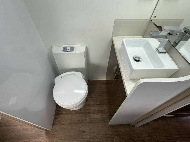 USED 2015 ROADSTAR DAINTREE REAR CLUB CARAVAN 2 AXLE