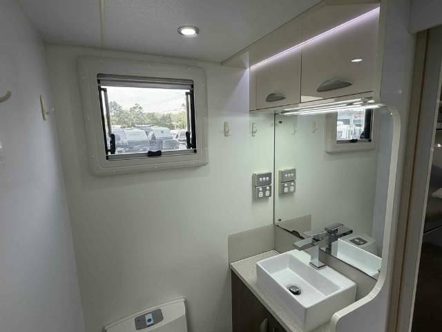 USED 2015 ROADSTAR DAINTREE REAR CLUB CARAVAN 2 AXLE