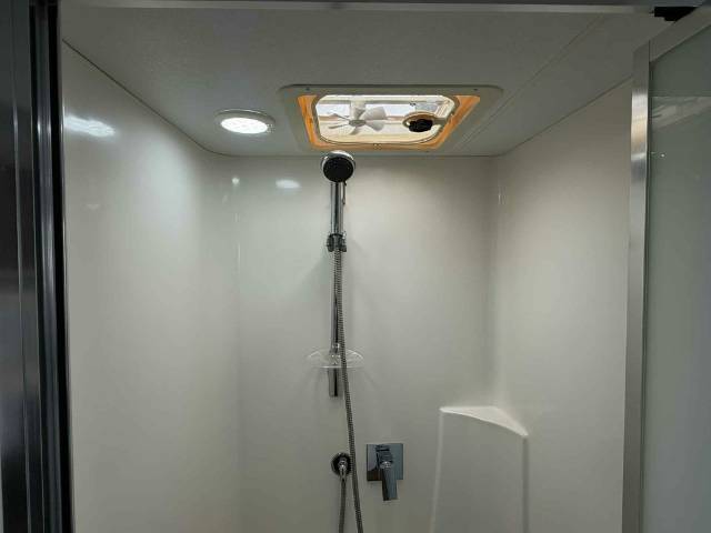 USED 2015 ROADSTAR DAINTREE REAR CLUB CARAVAN 2 AXLE