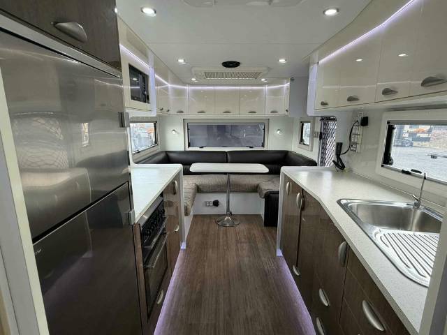 USED 2015 ROADSTAR DAINTREE REAR CLUB CARAVAN 2 AXLE